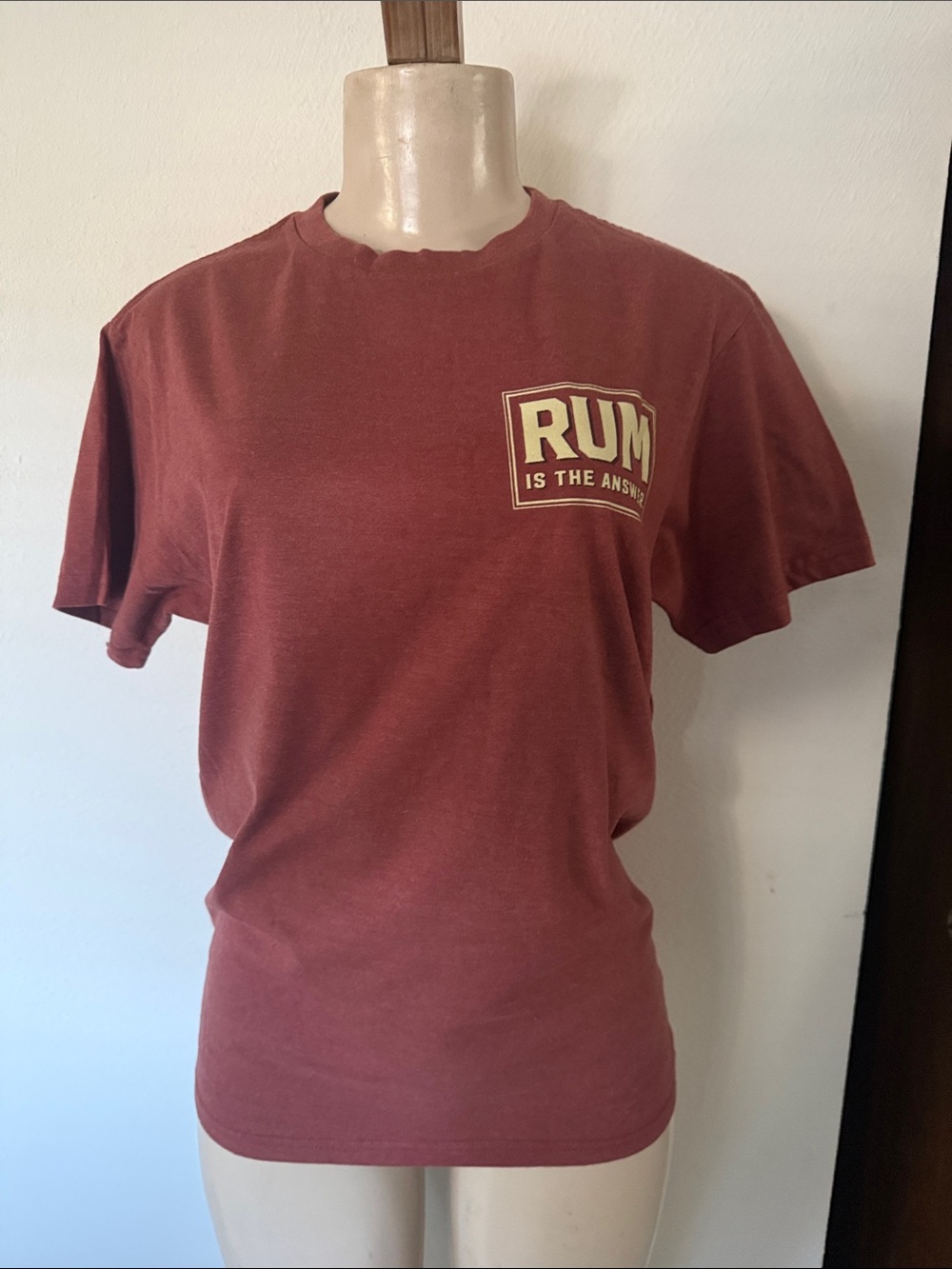 Rum Maui Hawaii Graphic Short Sleeve Tee in Brick Red S